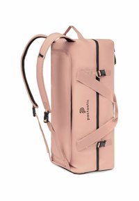 Sac à dos rose avec des bretelles réglables, de forme rectangulaire et en tissu durable. Présente un logo, des boucles externes et une poche latérale.