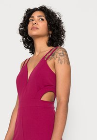 WAL G. NIKITA CUT OUT - Macacão - magenta