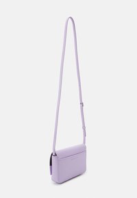 Calvin Klein Jeans SCULPTED FLAP PHONE MONO - Torba čez telo - pastel lilac