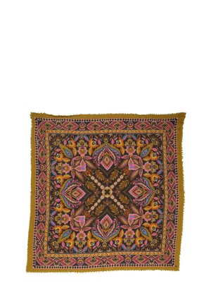 Écharpe carrée présentant des motifs floraux complexes dans des couleurs vives : rose, bleu, orange et marron. Fini avec un bord à franges.