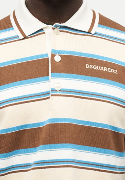 Πουκάμισο πόλο με ρίγες οριζόντιες σε καφέ, μπλε και λευκό, με λευκά κουμπιά και το λογότυπο "DSQUARED2" στο στήθος.