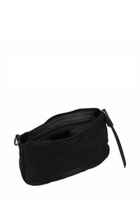 Zwarte suède clutch met ritssluiting, textuur op de buitenkant en een zwarte leren polsband. Heeft een eenvoudig, minimalistisch ontwerp.