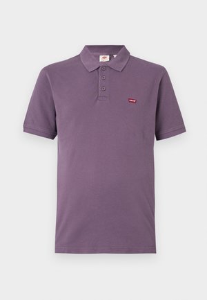 Paarse katoenen polo-shirt met een kraag, drie knopen en een klein rood Levi's-logo geborduurd op de linkerkant van de borst. Korte mouwen, standaard pasvorm.