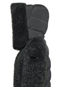 Padded giacca nera con un esterno in pile riccio e testurizzato, e sezioni in nylon liscio. Presenta un grande cappuccio e una piccola tasca con il marchio.