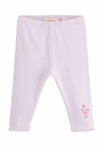 Lila bordázott leggings derékpánttal, fodros bokarésze és piros és kék virágmintás hímzés a bal lábszáron.