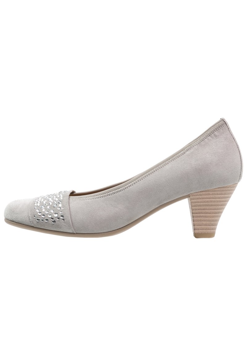 Chaussure à talon en cuir suédé gris clair avec un bout arrondi, ornée de strass transparents sur le devant et d'un talon empilé.