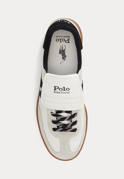 Λευκό και γκρι sneaker Polo Ralph Lauren με μαύρα και λευκά κορδόνια, μαύρη εσωτερική επένδυση, καφέ σόλα και το λογότυπο Polo στη γλώσσα και την εσωτερική σόλα.