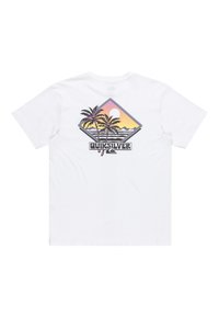 Camiseta de algodón blanca con un gráfico colorido de palmeras, un sol y montañas dentro de una forma de diamante en la parte posterior. Logo de la marca mostrado.