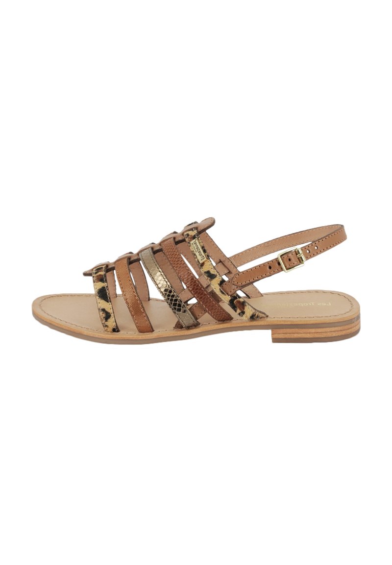 Sandalo piatto con cinturini, in pelle marrone con dettagli animalier, chiusura con fibbia, retro aperto e suola piatta in legno.