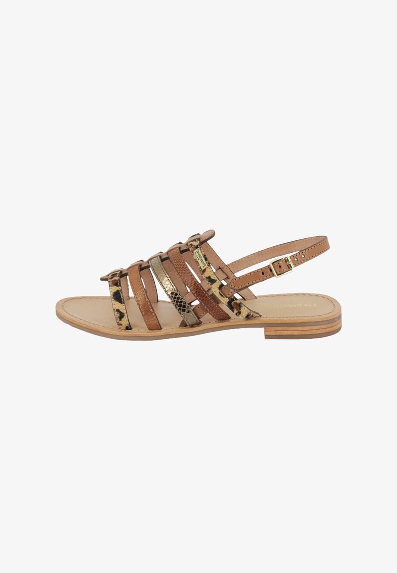 Strappy platte sandaal met bruin leer en dierenprint accenten, een gespsluiting, open achterkant en een platte houten zool.