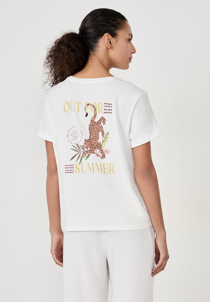 Weißes Baumwoll-T-Shirt mit lockerer Passform, das ein buntes Leopardenmotiv und den Text "OUT FOR SUMMER" auf der Rückseite zeigt. Kurze Ärmel.