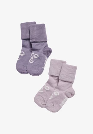 Twee paar gevouwen babysokjes, één in lavendel en één in lichtpaars, elk met witte logo’s en tekst bovenop en op de zolen.