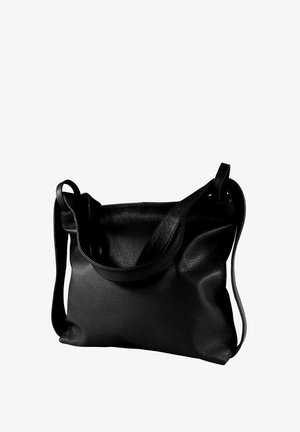 Zwarte leren schoudertas met een getextureerd oppervlak en verstelbare riem, afgebeeld tegen een witte achtergrond.