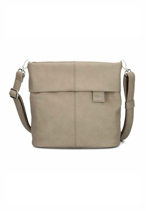 Borsa a tracolla in pelle morbida beige con tracolla regolabile e fibbie in metallo, caratterizzata da cuciture verticali discrete e piccolo logo rettangolare.