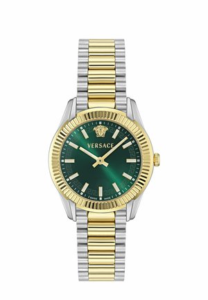 Montre bracelet en métal or et argent avec cadran vert, index des heures dorés, aiguilles et logo Versace à 12 heures.