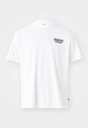 Fehér pamut póló kerek nyakkal, rövid ujjal, a bal mellrészen egy kis fekete "Dickies Workwear" logóval. Sima tapintású, normál fazonú.
