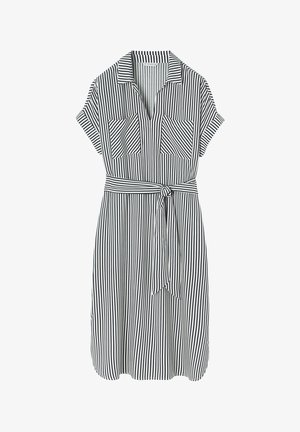 Svītraina kleita tumši zila un balta, ar apkakli, īsām piedurknēm, divām krūšu kabatām un savietotu sasietu jostas daļu viduklī.