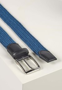 Ceinture tissée bleue avec des accents en cuir noir. Elle présente une boucle en métal argenté et une texture lisse aux extrémités. Forme plate et allongée.