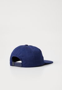 Tumesinine pesapalli müts lame äärega, valmistatud puuvillast, kuue paneeliga ja reguleeritava snapback sulgemisega taga.