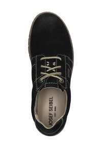 Scarpe in suede nere con punta rotonda, lacci beige, colletto imbottito e suola in gomma marrone; presenta il marchio "Josef Seibel" all'interno.