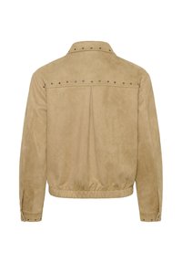 Veste en daim beige vue de dos avec des détails de clous en métal le long des épaules, du col et des poignets, avec une taille élastique.