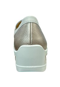 Metallisch zilveren sneaker van gestructureerd leer, witte rubberen zool en afgeronde achterkant. Gestikte naaddetails langs de achterkant.