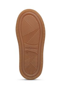Semelle en caoutchouc de couleur brun clair avec un motif de bande de roulement texturé. Comprend des rainures circulaires et angulaires, un logo estampé "NATURINO" et une taille "22."