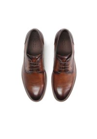 Hnědé kožené společenské boty s elegantním designem, hladkým povrchem, kulatou špičkou a šněrováním. Logo značky je viditelné uvnitř.