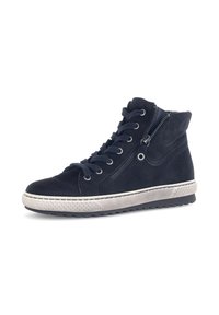 Hoge sneakers gemaakt van marineblauw suede met een gestructureerde rubberen zool, voorzien van veters, zijritsen en contrasterende witte accenten.