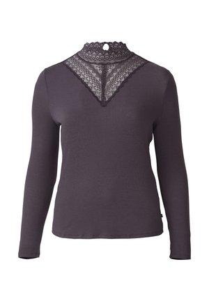 Czarna bluzka z długim rękawem, z wysokim koronkowym kołnierzem z detalem w kształcie klucza oraz strukturalną żebrowaną tkaniną. Kołnierz ozdobiony koronkową lamówką.