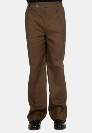 Pantaloni marroni a gamba dritta con vita abbottonata indossati con scarpe eleganti nere.