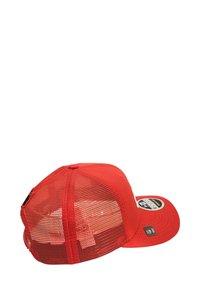 Casquette de baseball rouge avec un devant en tissu solide et un dos en maille, dotée d'une visière courbée et d'un patch logo sur le côté.
