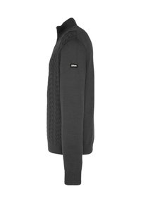 Ciemnoszary sweter z dzianiny z wysokim kołnierzem, ozdobiony splotem warkoczowym na ramieniu oraz małą naszywką marki na rękawie.