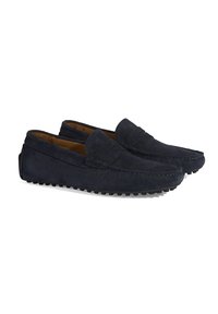 Marineblaue Wildlederslipper mit einer genähten Naht und kleinen, runden Gummistiften an der Sohle. Slip-On-Design mit einem leicht erhöhten Akzentdetail an der Vorderseite.