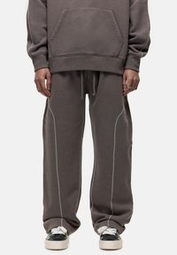 Hoodie en joggingbroek set in donkergrijs katoen met witte stiksels, met een voorzak en een comfortabele pasvorm.