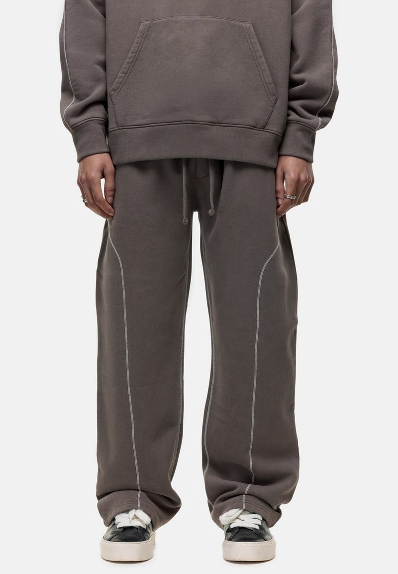 Hoodie en joggingbroek set in donkergrijs katoen met witte stiksels, met een voorzak en een comfortabele pasvorm.