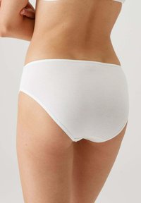 Witte katoenen slips met een eenvoudig ontwerp, met een gladde textuur en een contrasterende tailleband. Gemaakt in een mid-rise pasvorm.