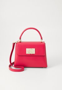Sac à main en cuir texturé rouge avec une anse supérieure et une bandoulière amovible. Dispose d'un fermoir en or et d'un design structuré.