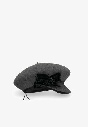 Harmaa tunika, jossa on musta samettikukko, helmituotteita ja kaareva lippa. Ominaisuuksia ovat satiinimainen nauha, joka on pohjassa sekä säädettävät nyörit.