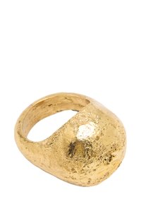 Złoty pierścionek o teksturowanej, nieregularnej powierzchni; asymetryczny design; szeroka obrączka; polerowane wykończenie z matową sekcją.