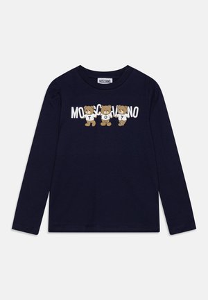 Jūras spēku garie piedurknes T-krekli ar trīs ilustrētiem lāčiem un tekstu "MOSCHINO TOY" baltā krāsā. Izgatavots no kokvilnas materiāla, ar apaļu kakla izgriezumu.