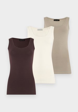 Trois débardeurs à encolure dégagée sans manches en marron foncé, blanc cassé et beige, disposés en chevauchement sur un fond uni.