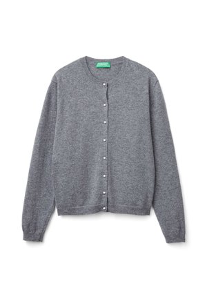 Grijze cardigan van zachte breiwerkstof met een ronde halslijn, lange mouwen en parelknopen aan de voorkant.