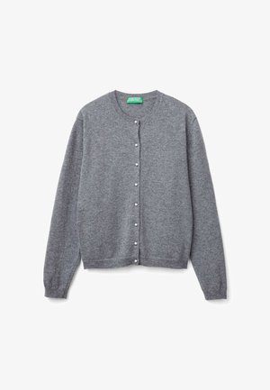 Cárdigan gris hecho de una suave tela de punto con cuello redondo, mangas largas y cierres de botones de perla en la parte delantera.