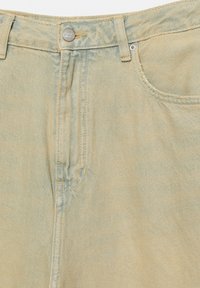 Jeans in denim azzurro chiaro con vita alta, tasca frontale e chiusura con bottone metallico. Presentano accenti di cucitura discreti e una consistenza liscia.