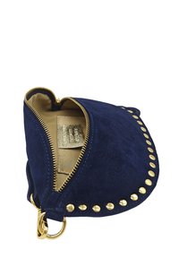 Pochette en suède bleu marine avec des clous dorés le long du bord, dotée d'une fermeture éclair et d'une doublure intérieure beige avec une étiquette.