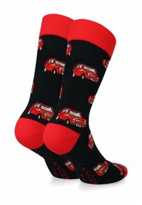 Czarne skarpetki z czerwoną opaską u góry oraz z czerwonymi wzorami samochodów na całej powierzchni, z wzmocnionym palcem i piętą w jaskrawoczerwonym kolorze.