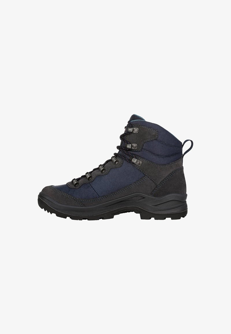Buty trekkingowe z granatową cholewką wykonaną z materiału i ciemnoszarymi zamszowymi akcentami. Posiadają metalowe haczyki do sznurowadeł, wyprofilowany kołnierz oraz solidną czarną podeszwę.