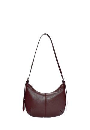 Borsa hobo in pelle bordeaux con silhouette curvata, chiusura con zip e tracolla con dettagli in metallo di colore argento.