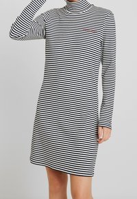 Sukienka w paski z golfem w czarno-białej, prążkowanej tkaninie, z długimi rękawami i małym logo na klatce piersiowej.